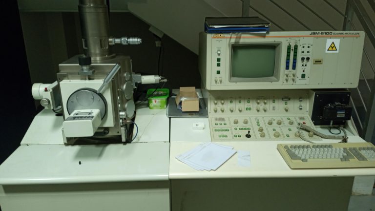 Scanning electron microscope